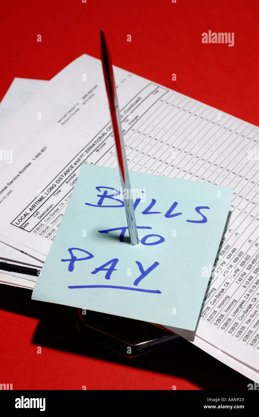 Stapel von Rechnungen benötigt dringend Aufmerksamkeit Rechnungen zu bezahlen Stockfoto