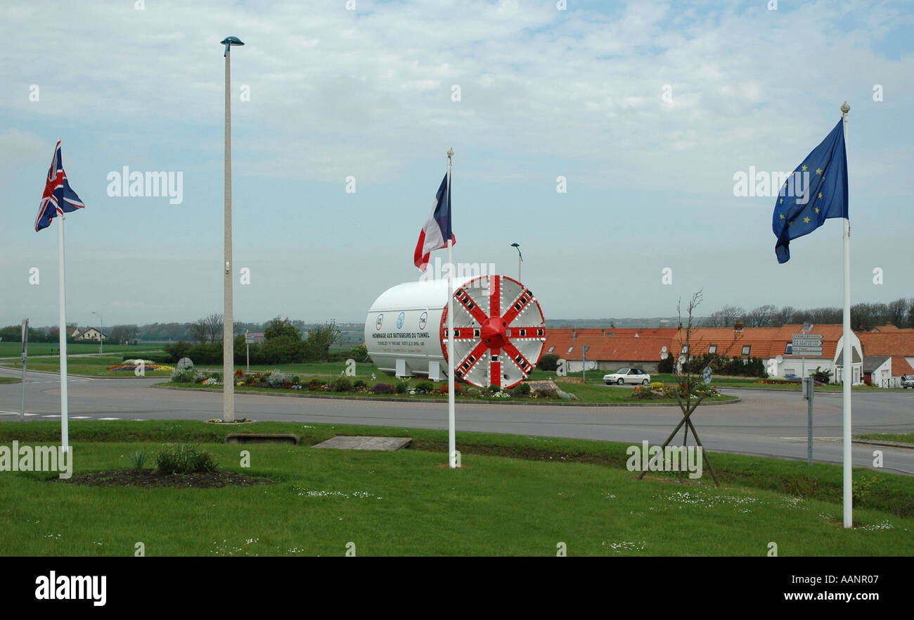 Kanal Tunnelbohrmaschine verwendet als Denkmal für Mitarbeiter, die Eisenbahnverbindung Coquelles Frankreich mit Fahnen der Vereinigtes Königreich Frankreich und der EU gebaut Stockfoto