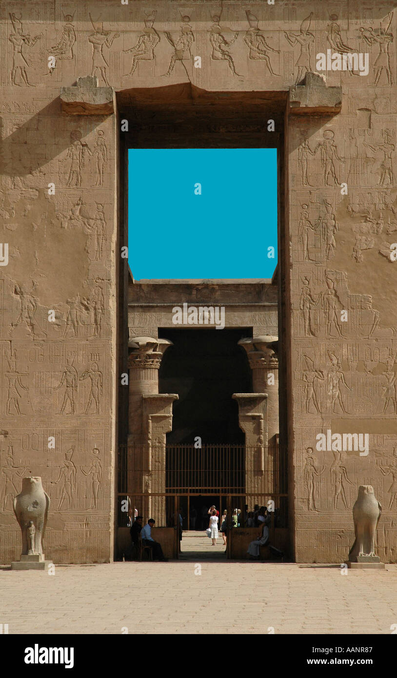 Eingang-Pylon des Tempels von Horus in Edfu Ägypten Stockfoto