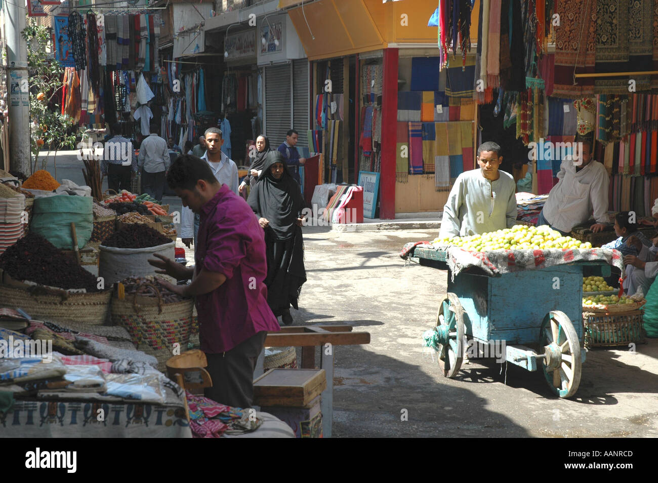 Barrow junge frische Warenlieferungen an Ständen auf Luxor Basar Straße Stockfoto