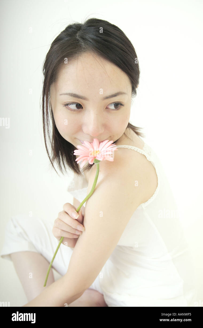 Eine junge Frau, küssen, eine Blume Stockfoto