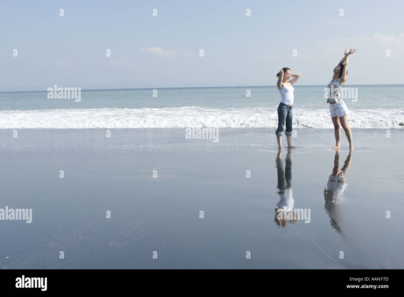 Zwei junge Frauen in Strand Stockfoto