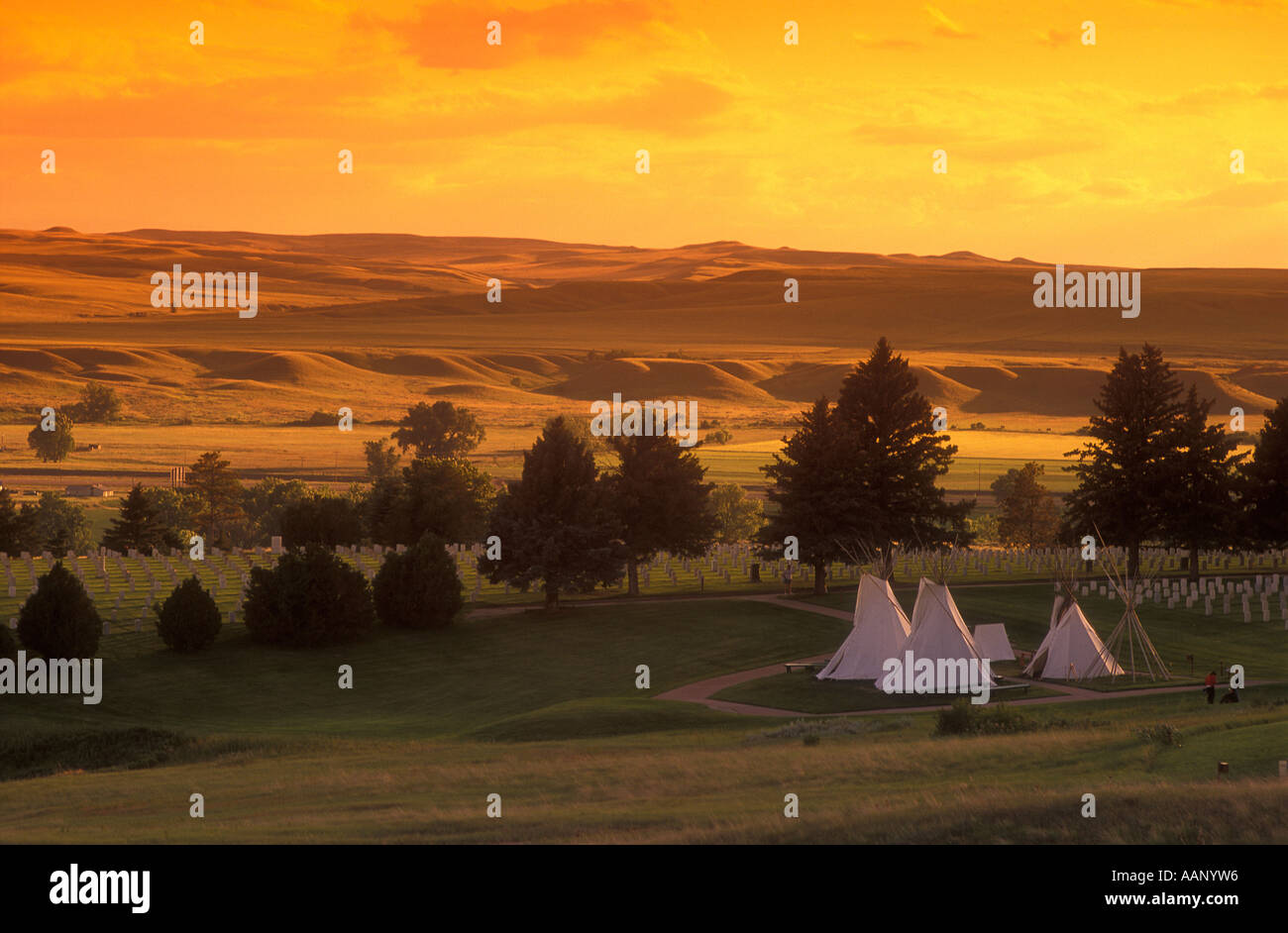 USA, Montana, Little Bighorn Battlefield, Blick auf den Sonnenuntergang mit Tipis Stockfoto