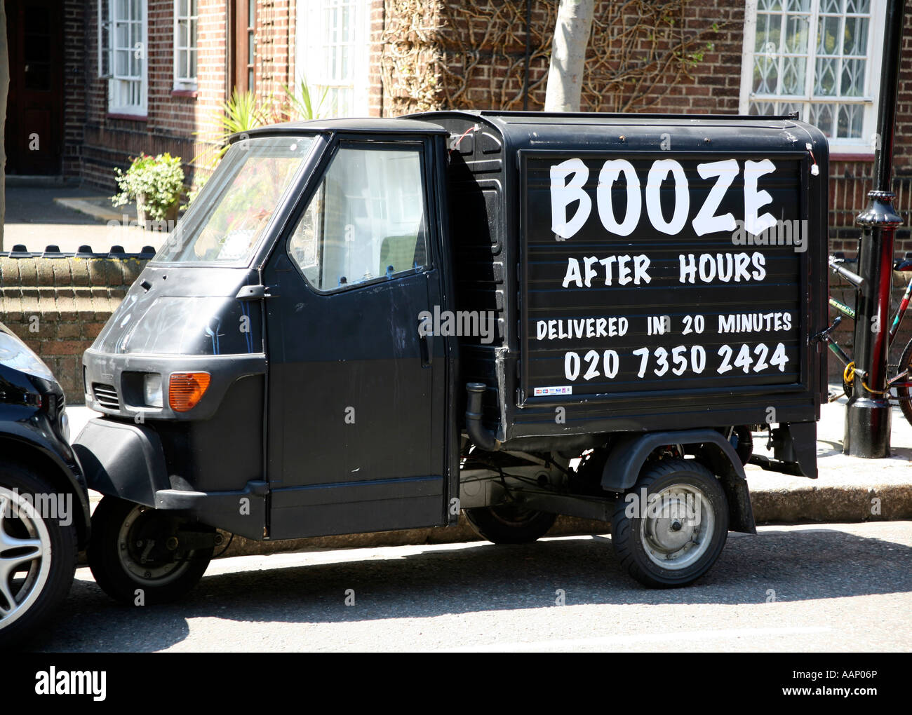 Kleiner Roller van verwendet für die Bereitstellung von Alkohol außerhalb der Geschäftszeiten, London. Stockfoto