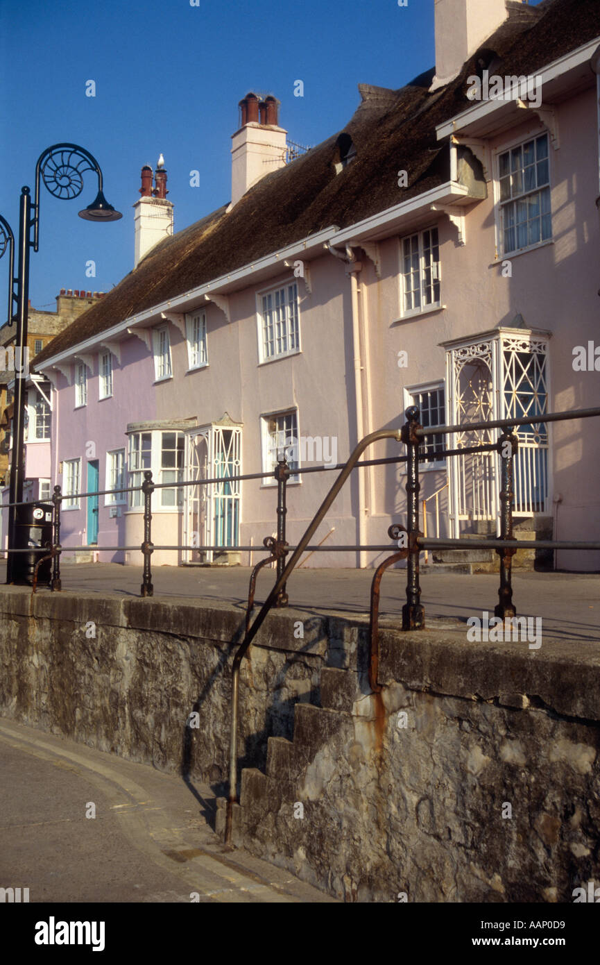Späten georgischen frühen viktorianischen Reihenhaus befindet sich am Strand von Marine Parade in Lyme Regis Dorset England UK Stockfoto