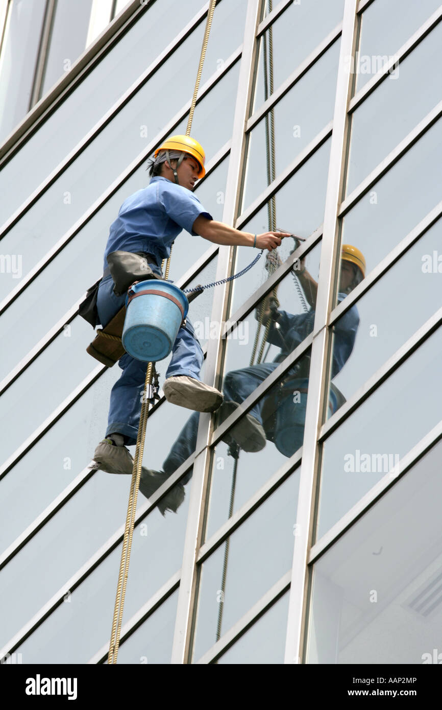 JPN, Japan, Tokio: Fensterputzer an der Glasfassade eines Wolkenkratzers Stockfoto