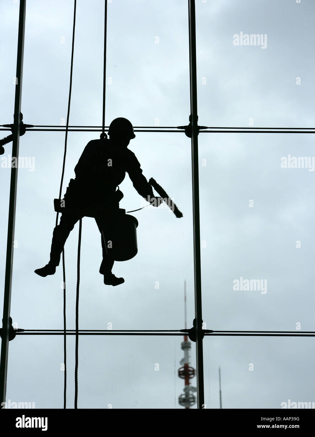 JPN, Japan, Tokio: Fensterputzer an der Glasfassade eines Wolkenkratzers Stockfoto