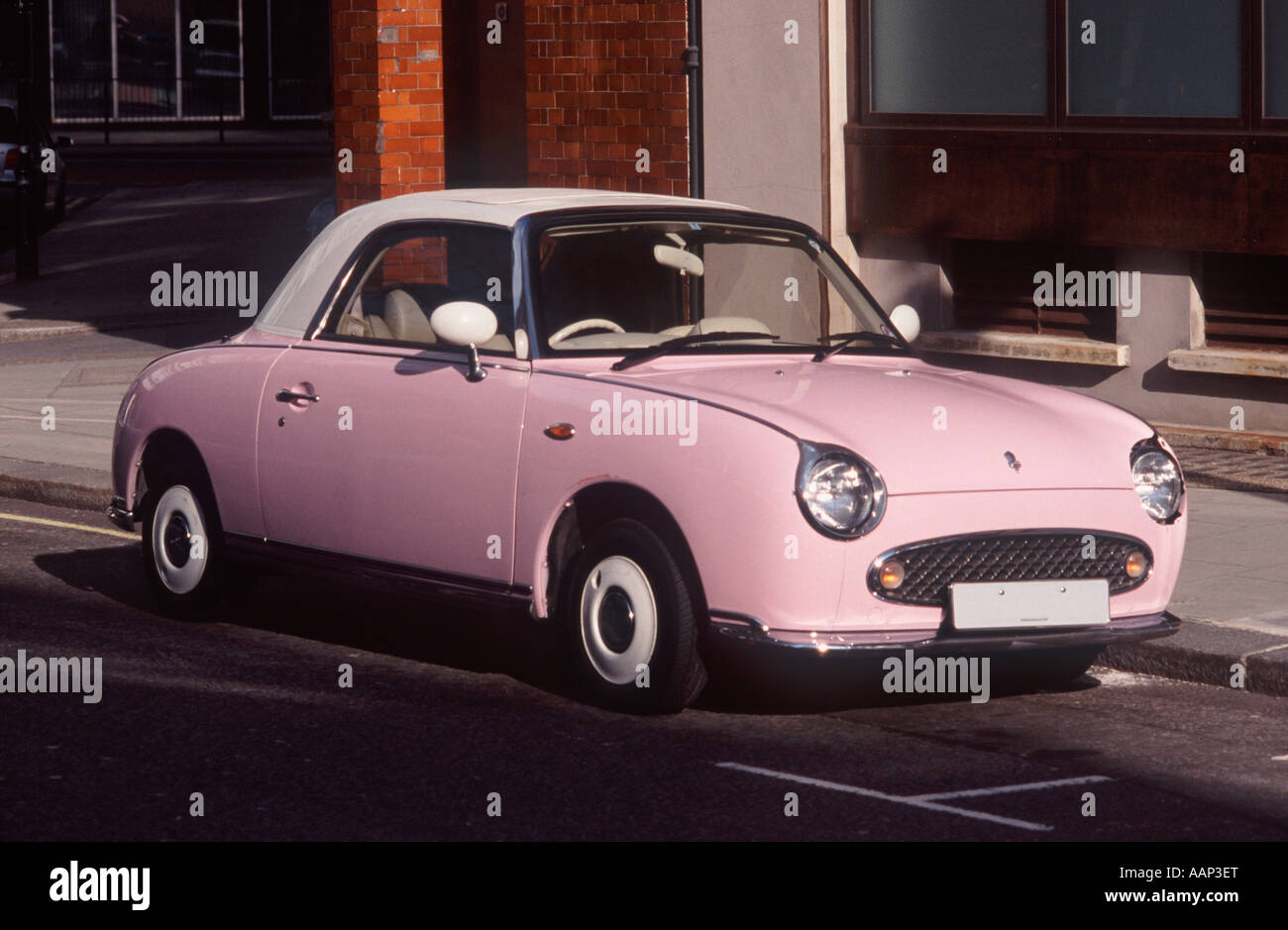 Nissan Figaro: Pink Version dieses 2-türig Leinwand Sonne Dach Retro-Mode Auto (1991) auf einer Straße im Covent Garden in London geparkt Stockfoto