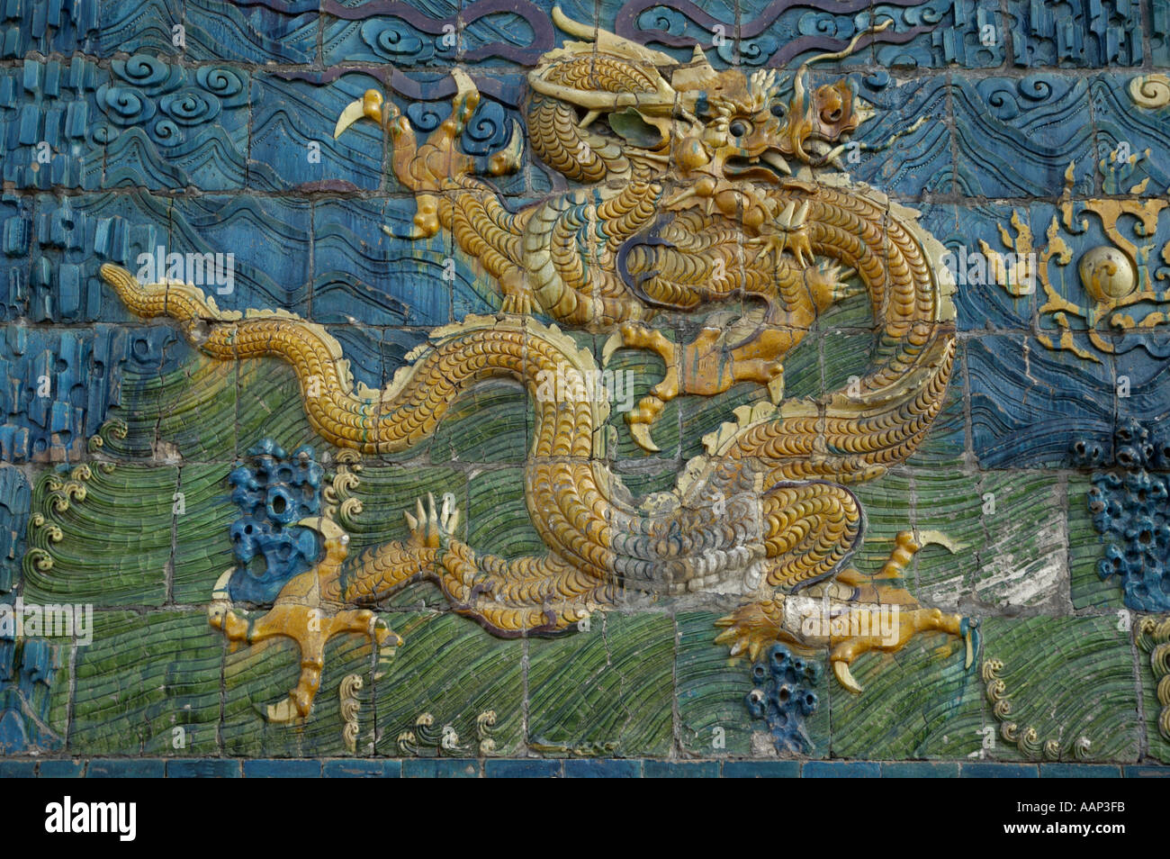 Reich verzierte und dekorative Chinesische Drachen malen auf die Neun Drachen in Datong, Shanxi, China. Stockfoto