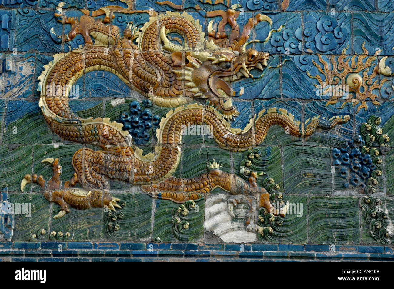 Kunstvolle und dekorative Drachen auf dem neun-Drachen-Bildschirm in Datong, Shanxi, China. Stockfoto