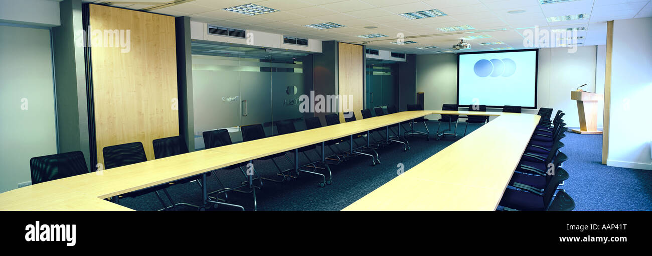 Innenraum-Panorama-Aufnahme von einem leeren Corporate Sitzungssaal Stockfoto