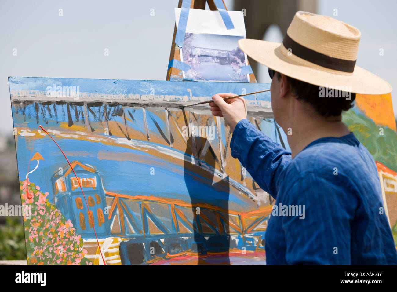 Streetart-Künstler malt ein Bild von der Aurora-Brücke und der Fremont Bridge in Seattle WA Stockfoto
