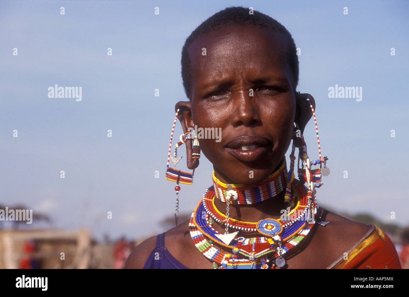 Porträt von einem Massai verheiratete Frau tragen traditionelle Wulst Ornamente Masai Mara National Reserve Kenia in Ostafrika Stockfoto