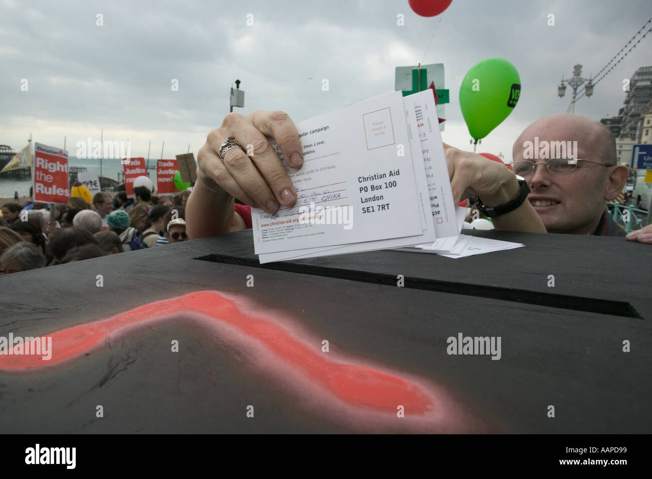 Nahaufnahme der Stimmzettel in die Wahlurne während Demonstration für den fairen Handel, Brighton gestellt Stockfoto