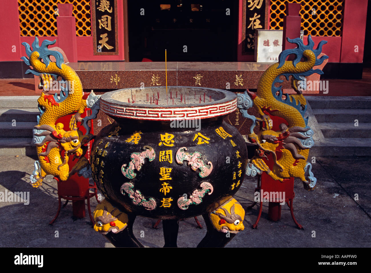 Weihrauch-Topf, Kwan Kung Tempel, Cheung Chau Insel, Hong Kong, China Stockfoto