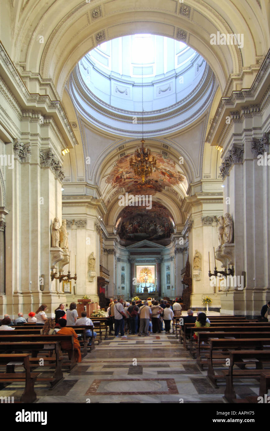 Palermo Italienisch Kathedrale Kirche der Römisch-katholischen Erzdiözese von Palermo Innenansicht von Menschen und Bänke unter Kuppel Sizilien Italien Stockfoto