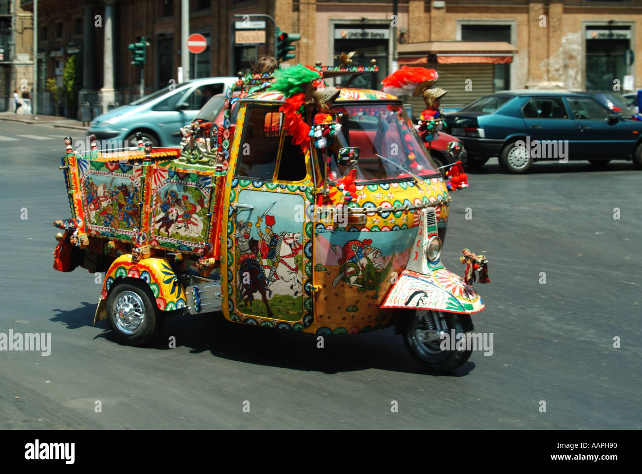 Palermo hoch dekorierten drei Wheeler Pick-up-LKW mit Passagier Hinten eine farbenfrohe Variante des Piaggio Ape-Werbespatens Fahrzeug Stockfoto