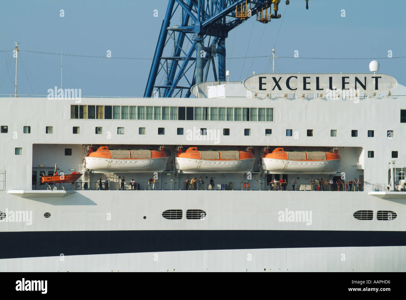 Palermo Sizilien Hafenanlagen mittschiffs Blick auf ferry ausgezeichnet abfliegenden Passagiere auf den decks Stockfoto