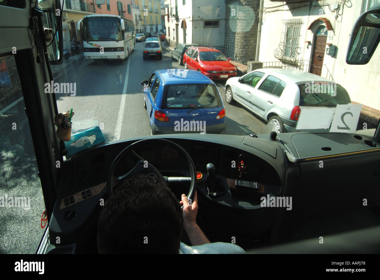 Region Kampanien Italien Trainer Fahrer Blick auf engen verstopften Straßen in der Nähe von Sorrent Stockfoto