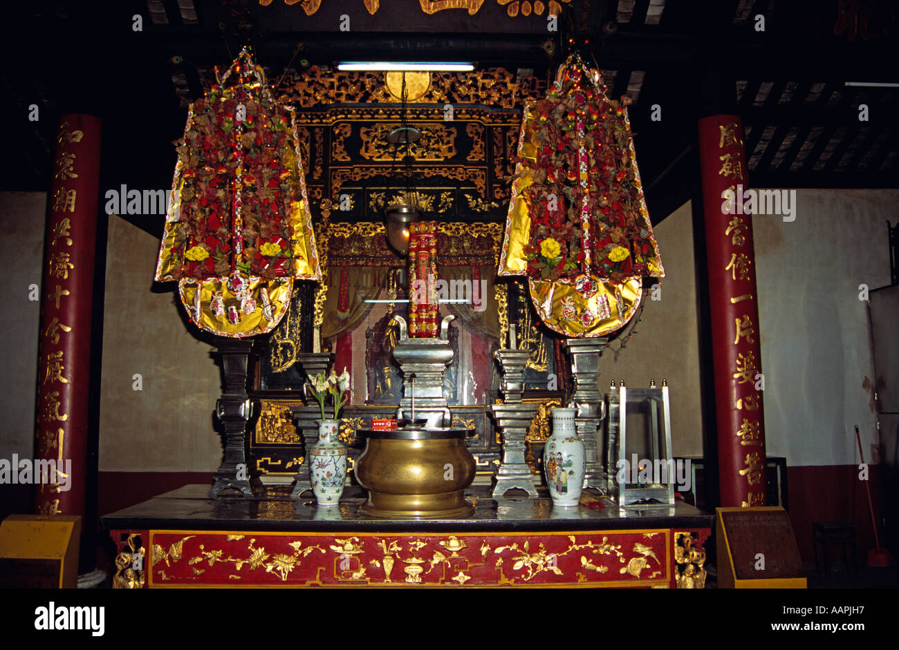 Altar und bietet Tabelle, Kun Iam Tempel, Macau, China Stockfoto