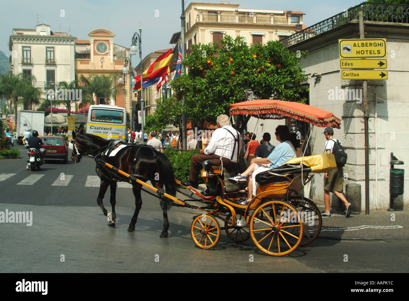 Sorrento Resort Pferd und Wagen, die die Touristen für die Fahrt durch die Stadt betreten Tasso Square Stockfoto