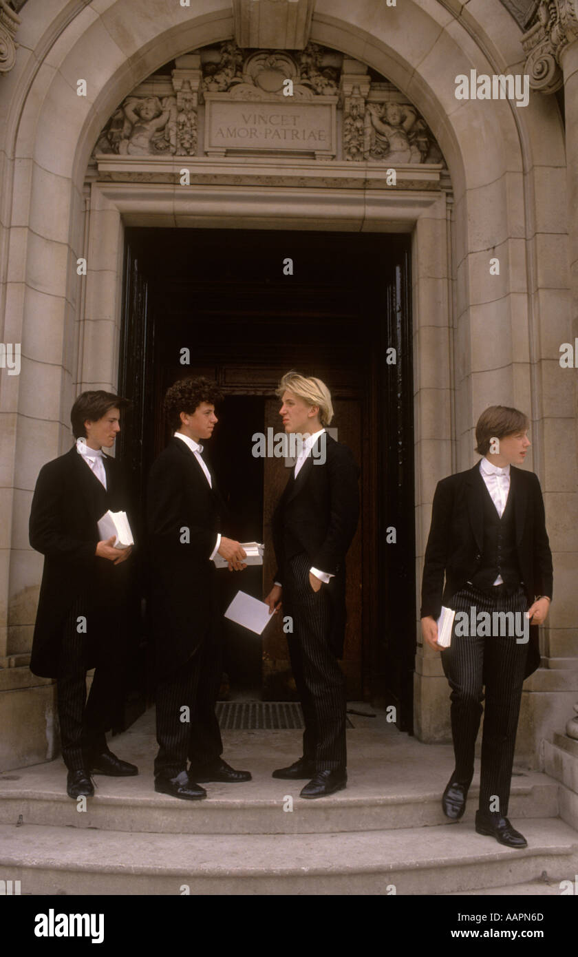 Eton College Senior Boys in ihrer traditionellen Schuluniform Parents Day. Windsor, Berkshire, Juni 1985 1980, UK HOMER SYKES Stockfoto