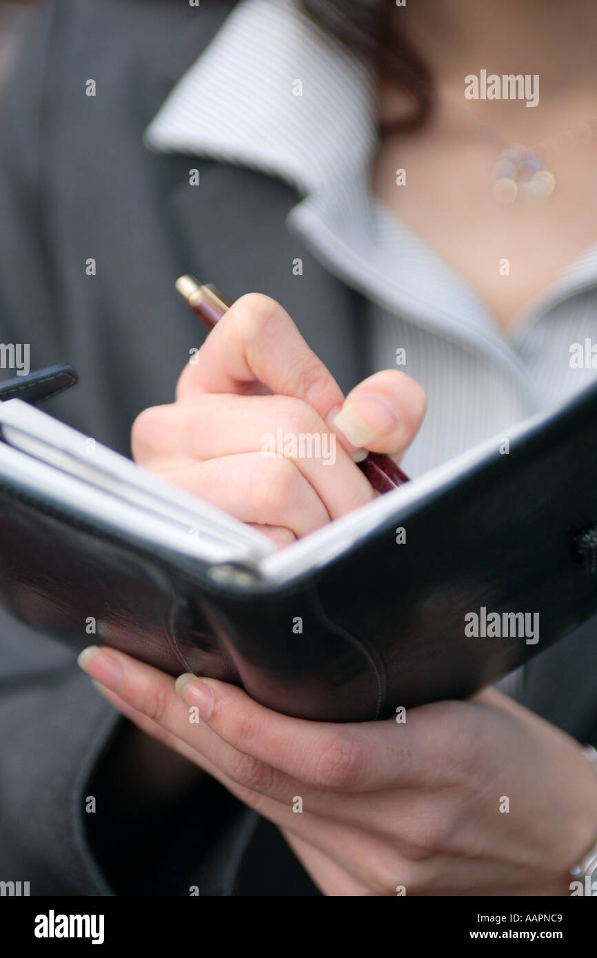 Eine junge Frau überprüfen Fahrplan, close-up Stockfoto