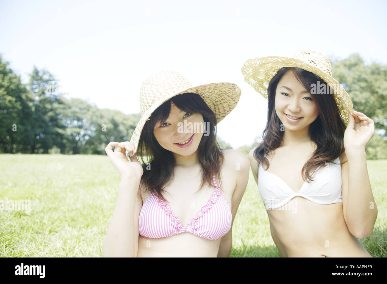 Porträt von zwei jungen Frauen im bikini Stockfoto