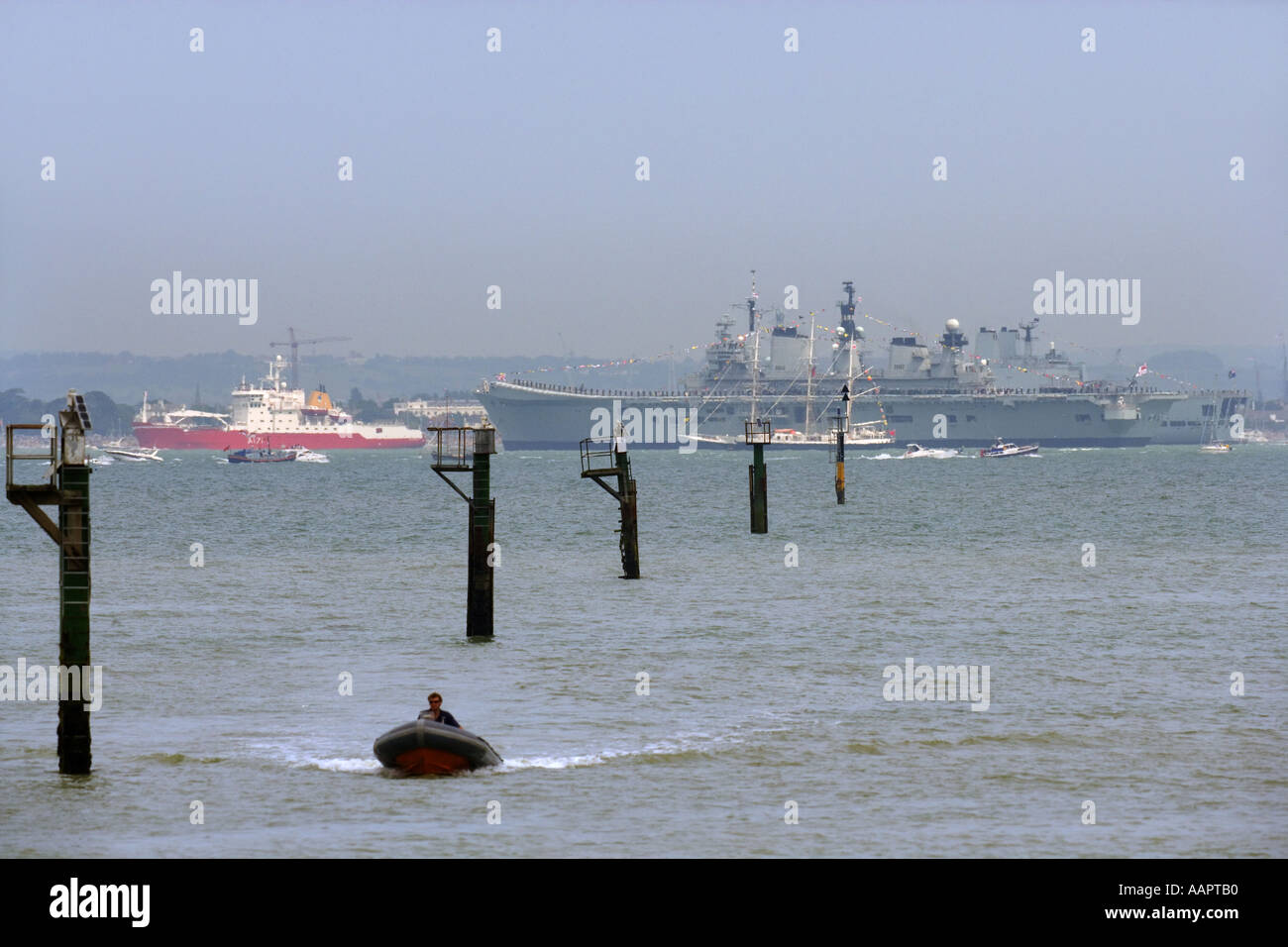 Trafalgar 200 International Fleet Review 28. Juni 2005 HMS Endurance mit Queen Elizabeth an Bord der Flotte JMH1014 Überprüfung Stockfoto