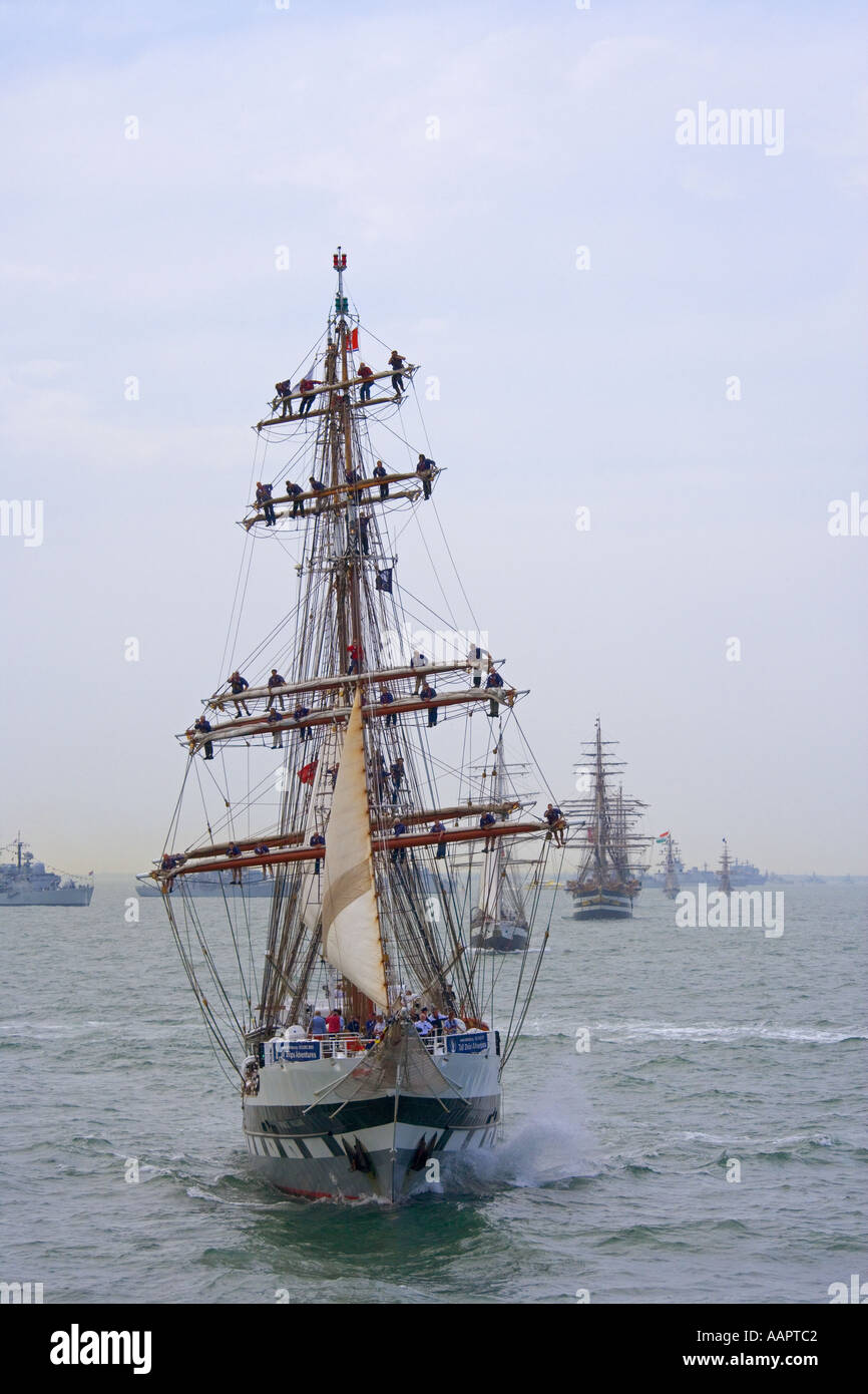 Trafalgar 200 International Fleet Review 28. Juni 2005 Großsegler unter der Leitung von TS Prinz William bei der Sail vorbei JMH1039 Stockfoto