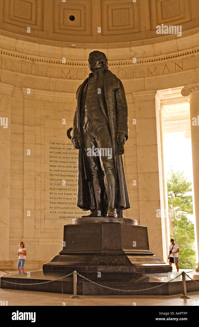 Kaukasische Mädchen und Jungen zu Fuß neben Statue des Präsidenten am Jefferson Memorial Washington DC USA reisen und Orte zu besuchen Stockfoto