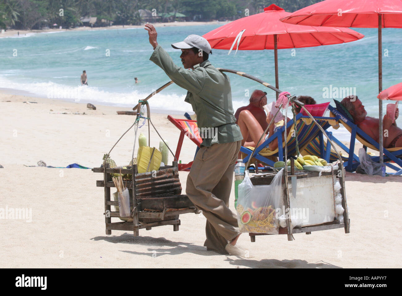 Strand Verkäufer Verkauf von Obst am Strand von Koh Samui,  Thailand-Süd-Ost-Asien] Stockfotografie - Alamy