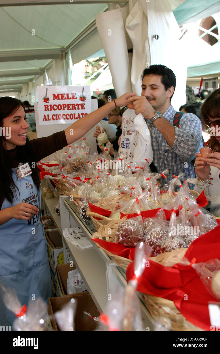 Alles Schokolade stehen zum Verkauf an den vielen Ständen auf dem Perguia Chocolate Festival, Umbrien Italien Stockfoto