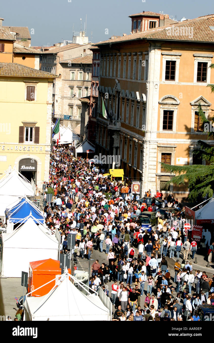 Belebten Straße auf das Schokoladenfest Perugia, Umbrien. Italien Stockfoto