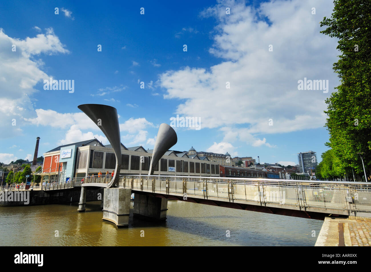 Peros Brücke über den Schwimmenden Hafen von St. Augustines erreichen in der Stadt Bristol, England. Die Brücke wurde 1999 eröffnet und wurde nach Pero Jones, ein Sklave zu Bristol aus der Karibik im Jahr 1783 brachte benannt. Die Stadt Bristol spielte eine wichtige Rolle im Sklavenhandel in diesem Zeitraum. Stockfoto