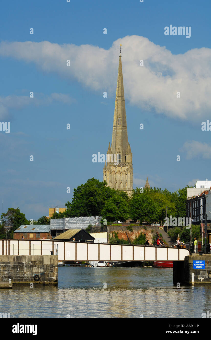 Prince Street Swing Bridge und der St. Mary Redcliffe Kirche in Bristol, England. Stockfoto