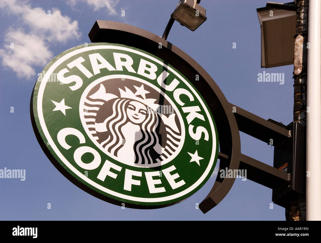Starbucks Coffee Shop Schild auf der Außenseite des Gebäudes, das die globale Kaffeekultur und das Corporate Branding repräsentiert, USA. Stockfoto