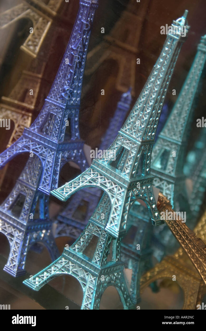 kleine Erinnerung an Paris Eiffelturm im kleinen Shop in Paris, Frankreich Stockfoto