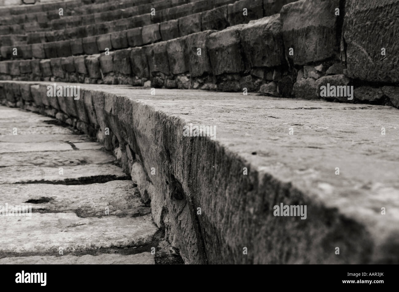 Kreisförmige Steinstufen des antiken Amphitheaters Stockfoto
