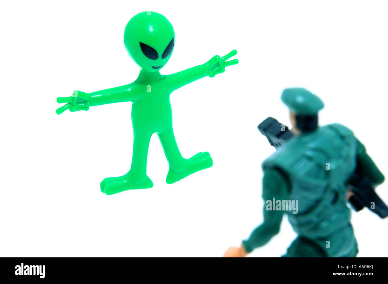 Ein Alien und Soldaten mit Waffen konfrontiert miteinander Stockfoto