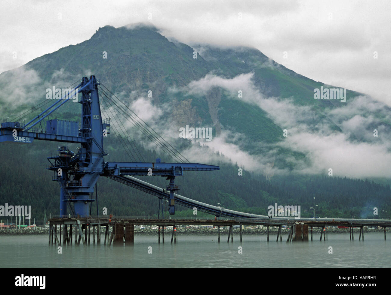 Ladung zu heben, balanciert über das Stille Wasser des Hafen von SEWARD ALASKA Stockfoto