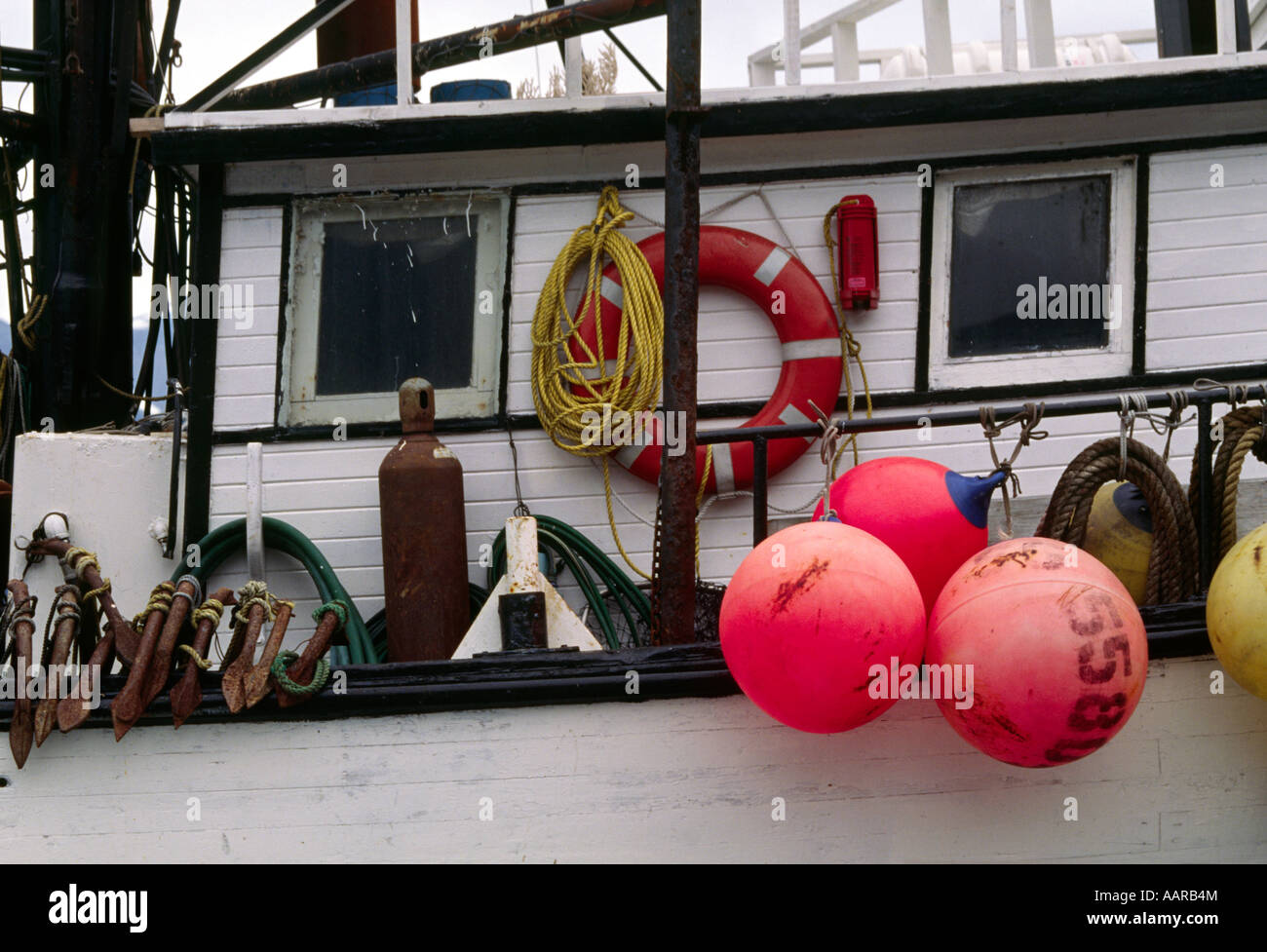 Die bunten Fischen schwimmt eines Bootes am dock im Hafen von SEWARD ALASKA Stockfoto