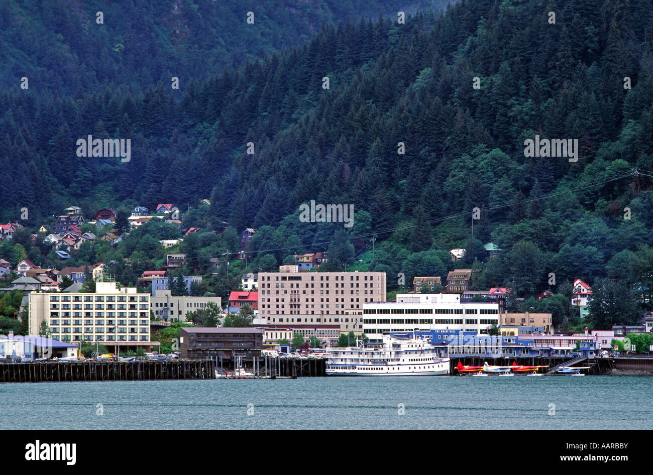 Küstenlinie der Stadt treffen die Meer-ALASKA JUNEAU Stockfoto