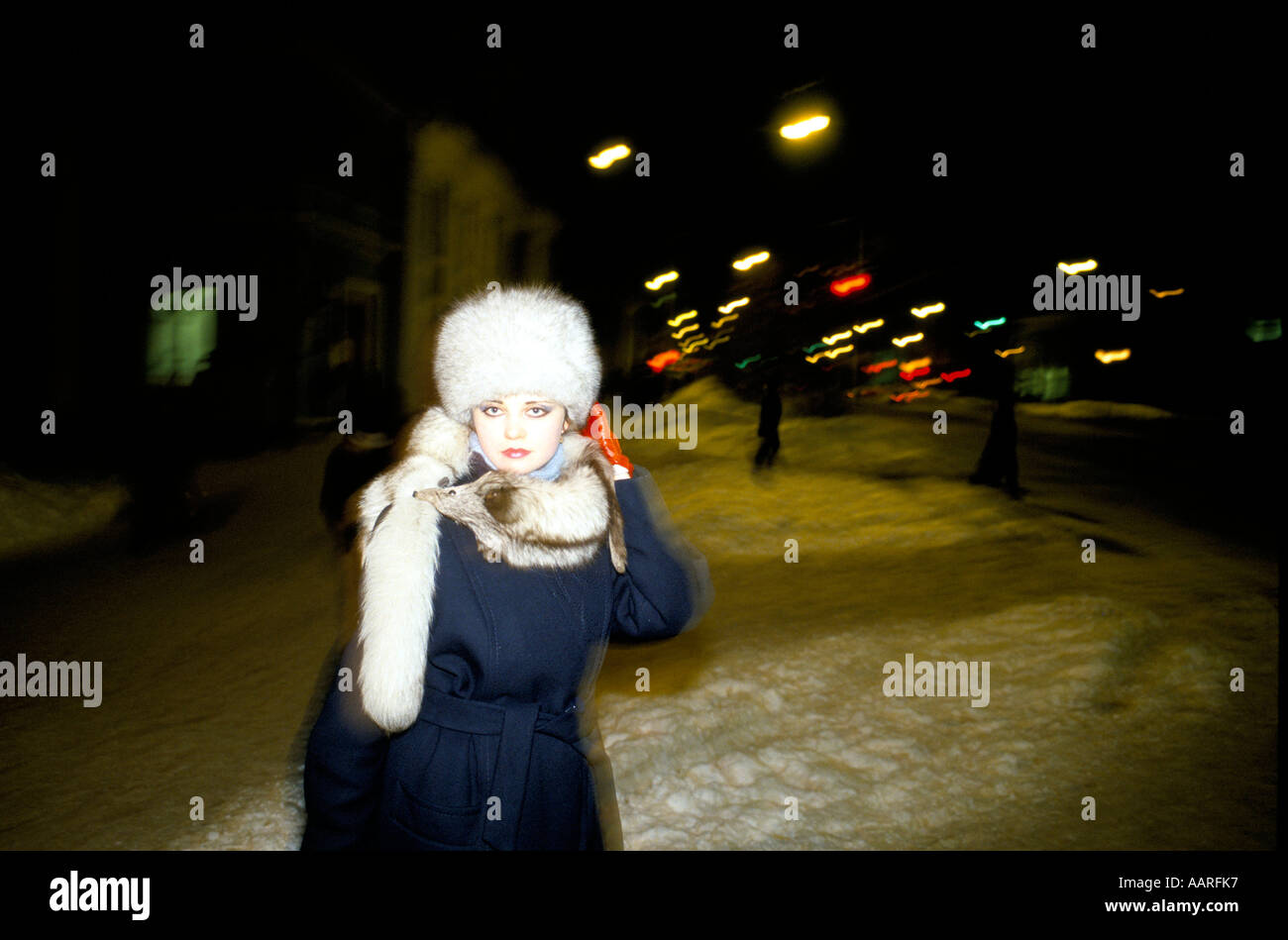 MURMANSK EINER JUNGEN RUSSISCHEN DAME MIT EINEM PELZHUT UND SCHAL IN DER NACHT AUF DEN STRAßEN VON MURMANSK RUSSLAND 1990 1990 Stockfoto