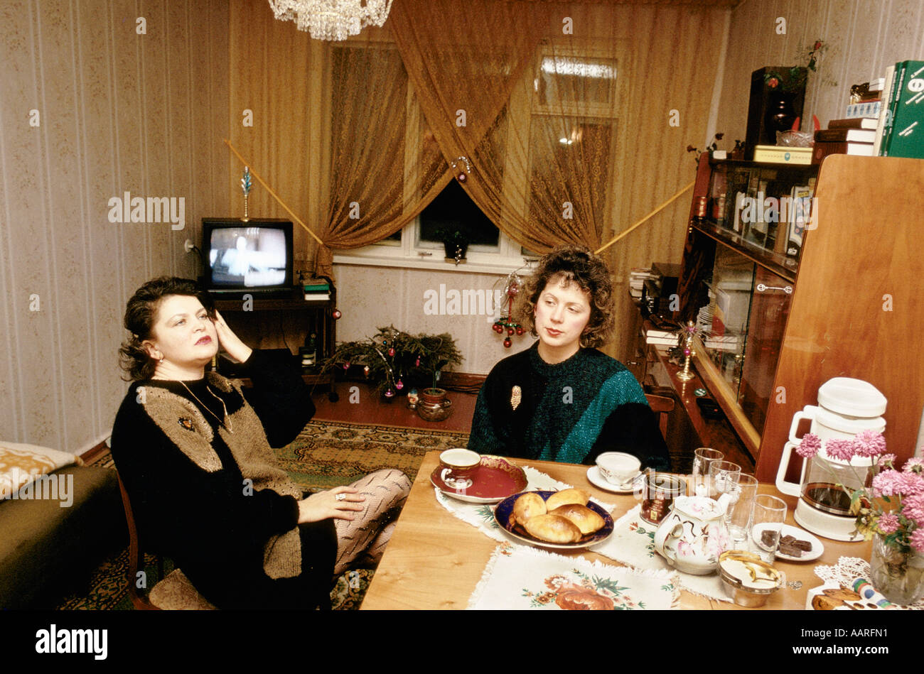 MURMANSK ZWEI DAMEN ESSEN KUCHEN UND TRINKEN TEE IN EINE WOHNUNG IN MURMANSK RUSSLAND 1990 1990 Stockfoto