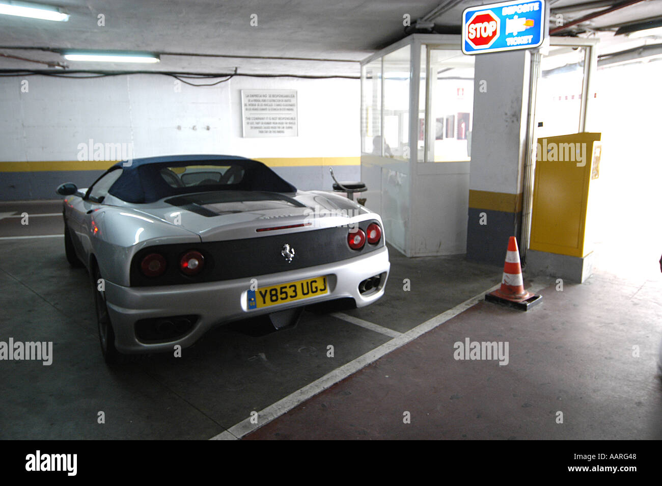 Ferrari Spider Modenna Modena 360 auf einem Parkplatz Puerto Banus Marbella Stockfoto