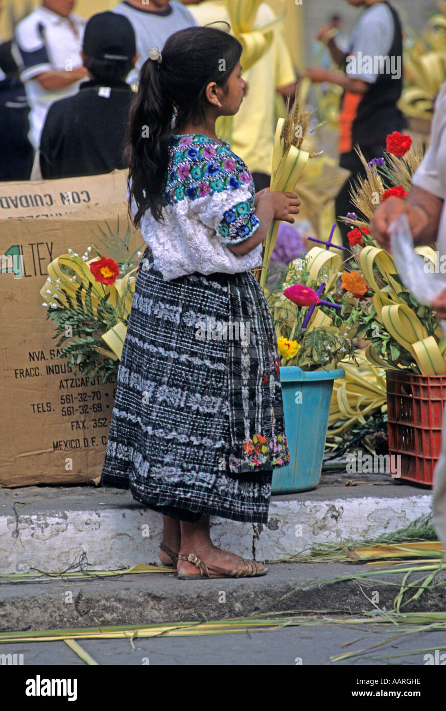 Mädchen tragen traditionelle Tuch Semana Santa Antigua Stadt Guatemala Stockfoto