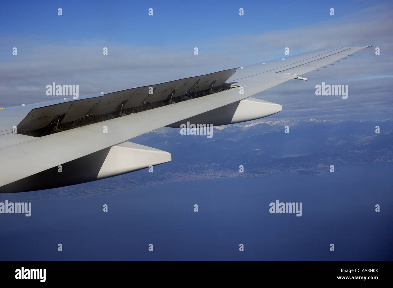 Flügel des Flugzeugs fliegen über Nizza, Frankreich. Stockfoto