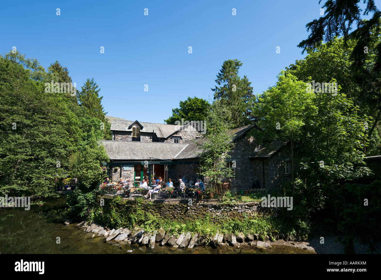 Cafe neben Fluß Rothay, Grasmere, Lake District, Cumbria, England, UK Stockfoto