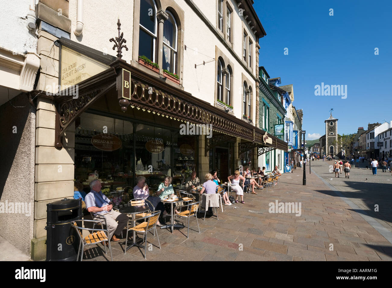 Cafe im Zentrum Stadt mit Moot Hall im Hintergrund, Keswick, Lake District, Cumbria, England, UK Stockfoto